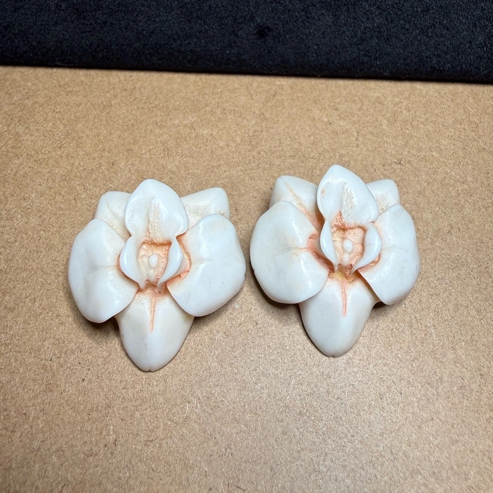 Vintage 80s Orchid Flower Earrings White Peach Resin Clip On